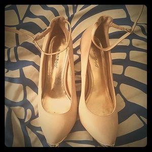 Nude Pumps